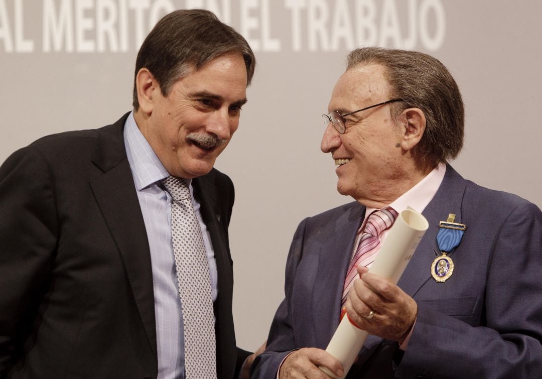 El ex ministro Valeriano Gómez durante la entrega de la medalla de oro a Manolo Escobar. 