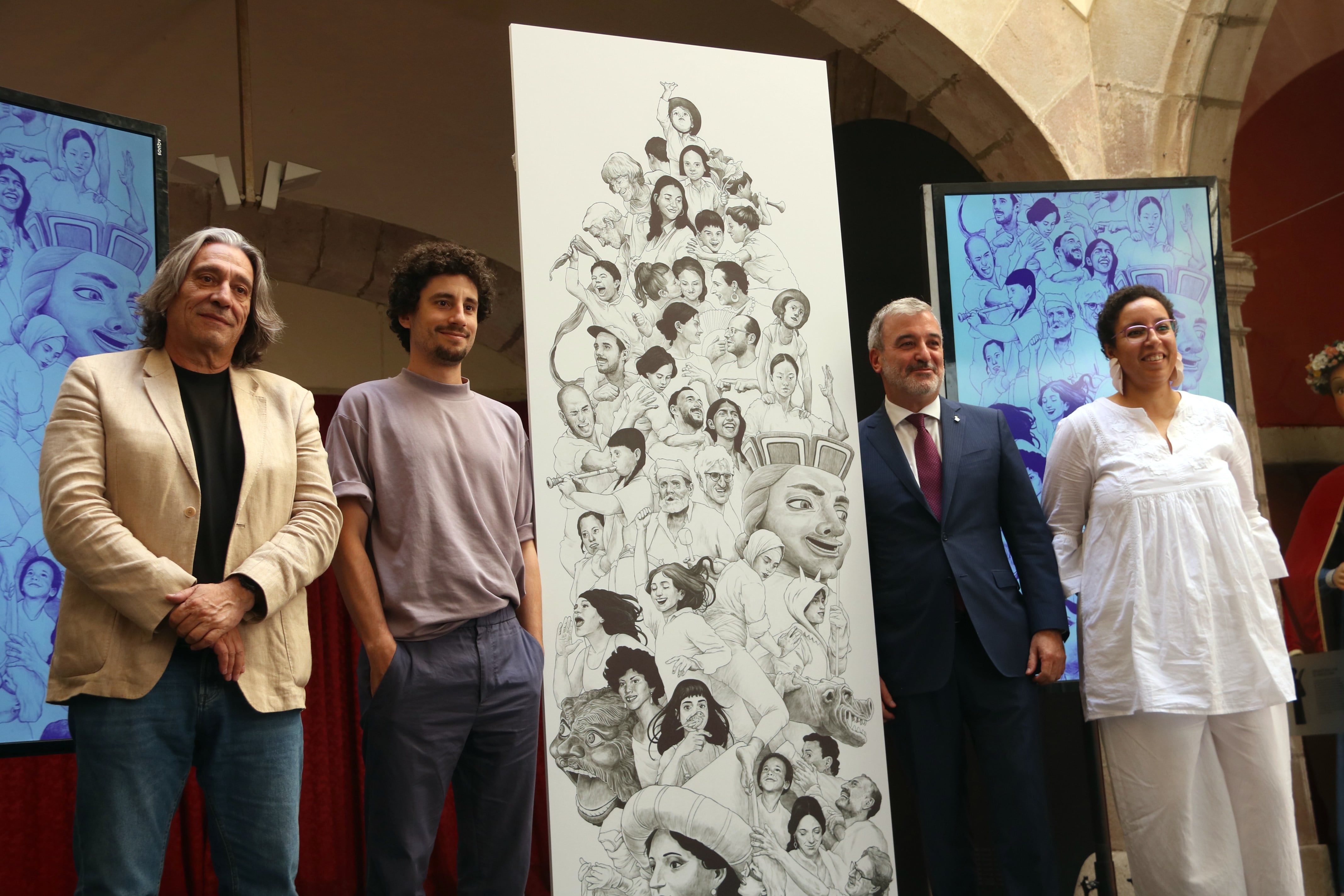 Fotografia de família de la presentació del cartell i la pregonera de les festes de la Mercè de 2023