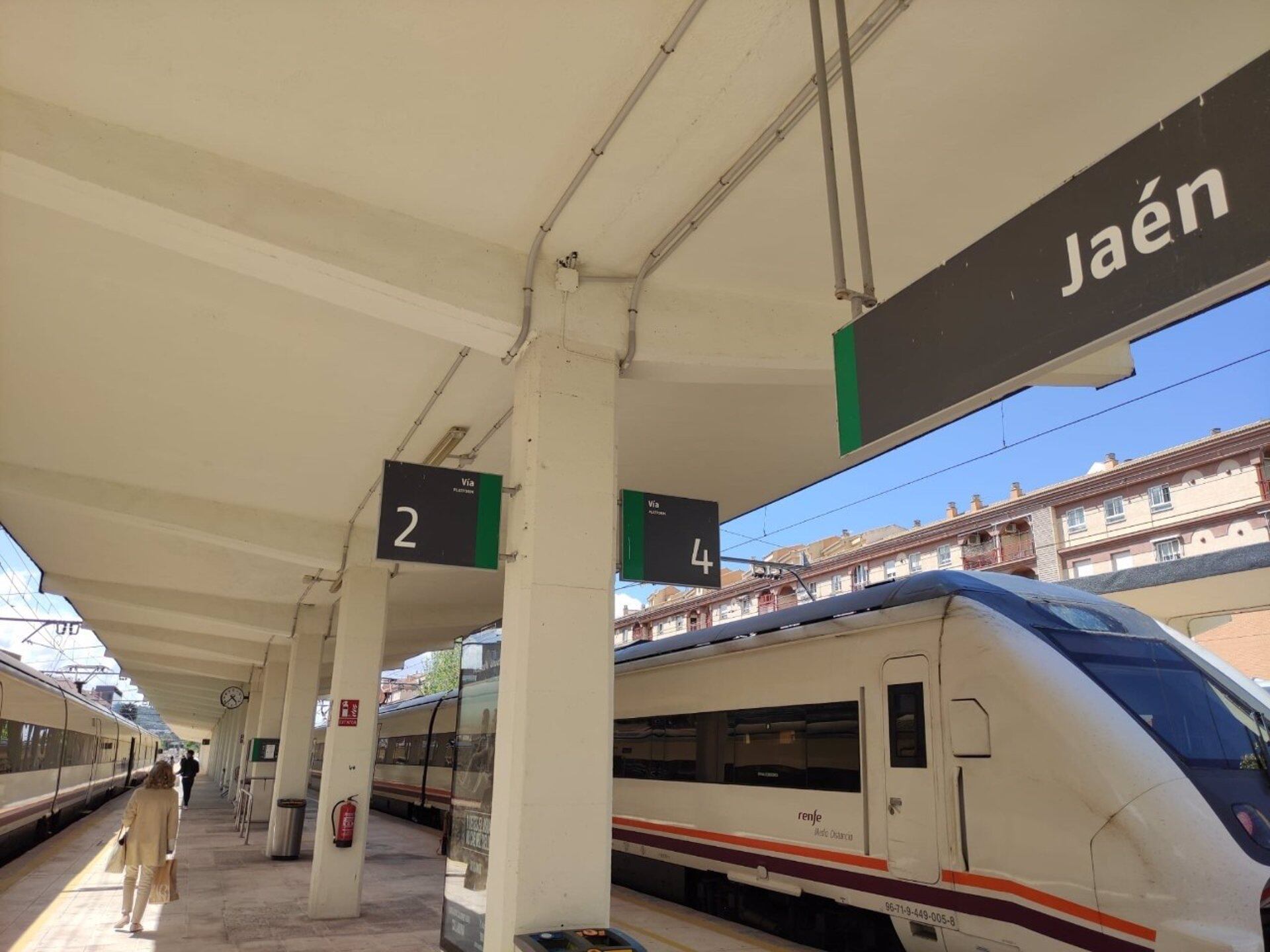 Estación de Renfe en la capital jiennense, durante un día soleado