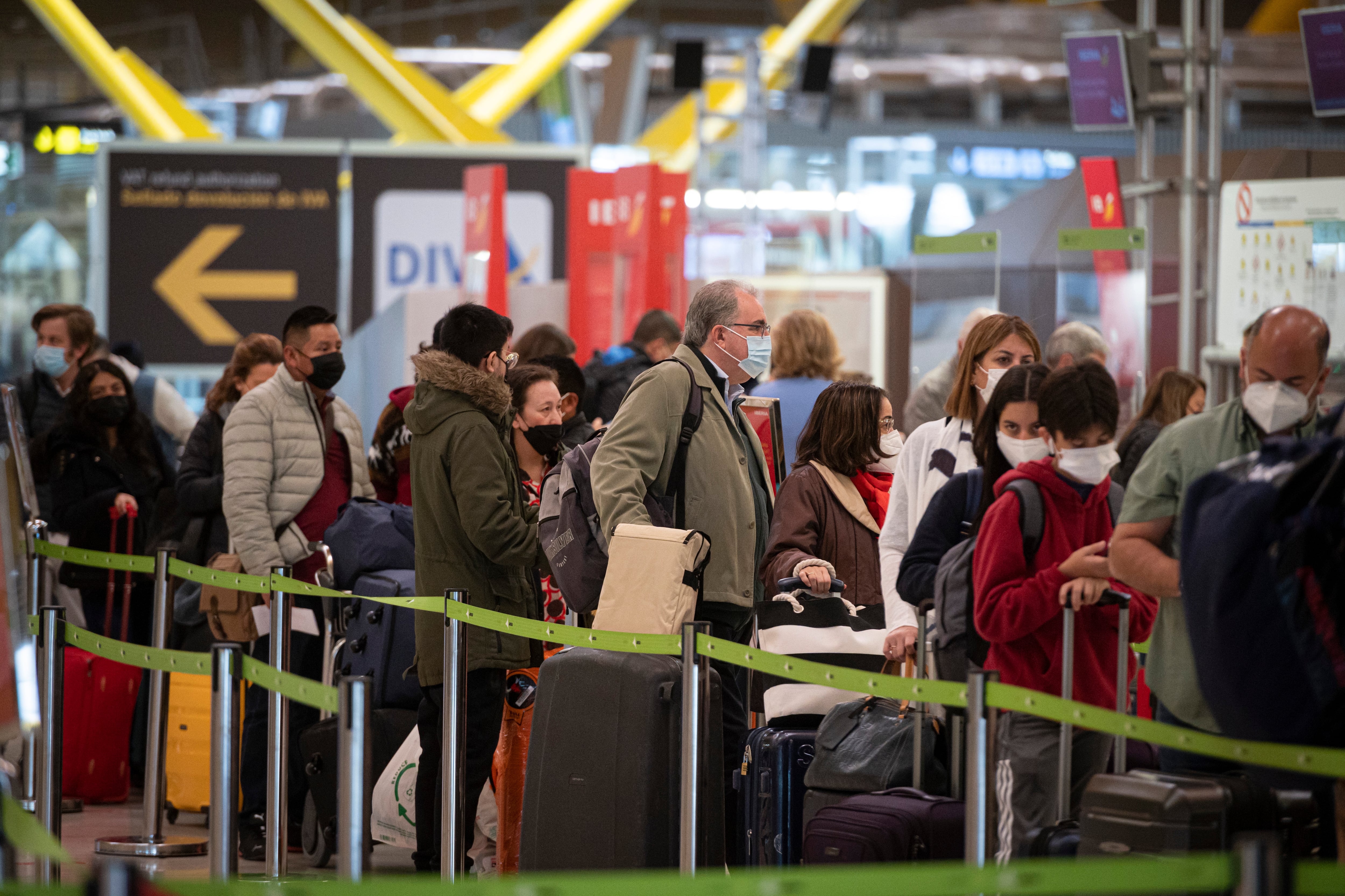 Colas formadas en la terminal 4 del aeropuerto de Adolfo Suárez- Madrid Barajas, con motivo de la operación salida de Semana Santa, este viernes.