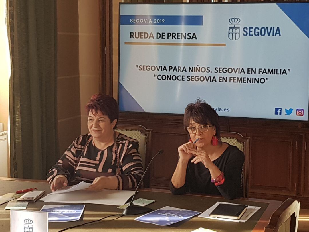 La concejala Claudia de Santos y la alcaldesa, Clara Luquero, durante la presentación de los programas "Segovia para niños Segovia en familia" y "Conoce Segovia en femenino"