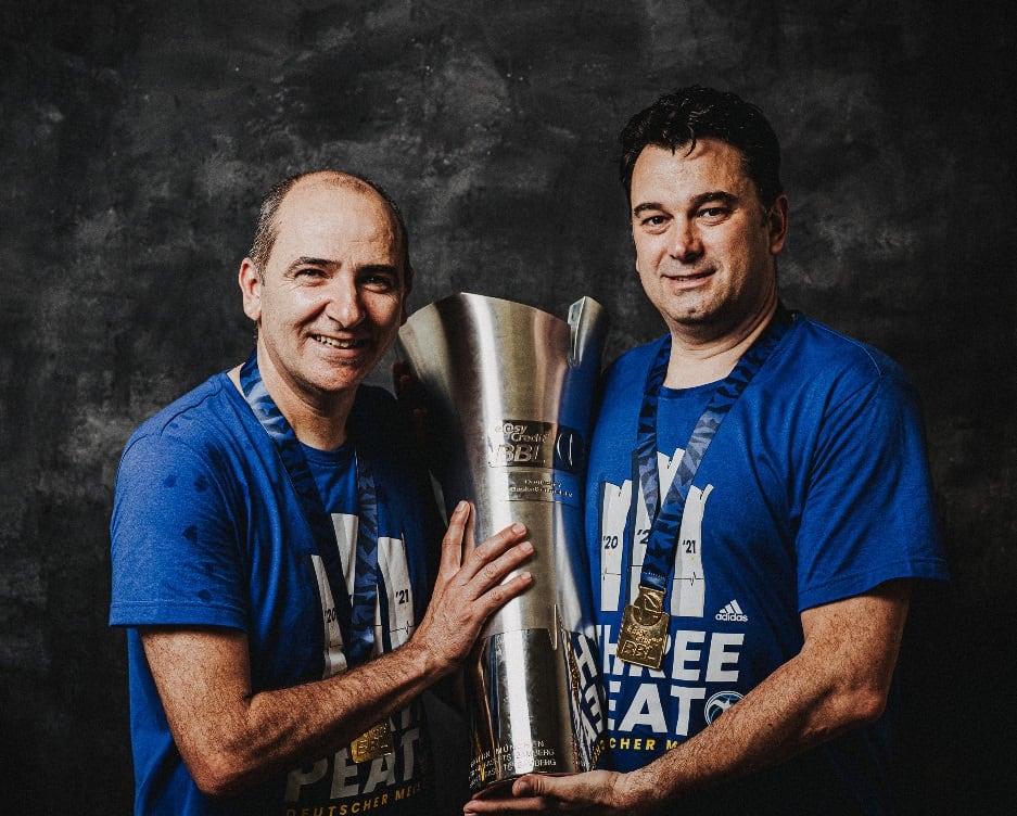 Israel González (derecha), posa con el trofeo de la Bundesliga