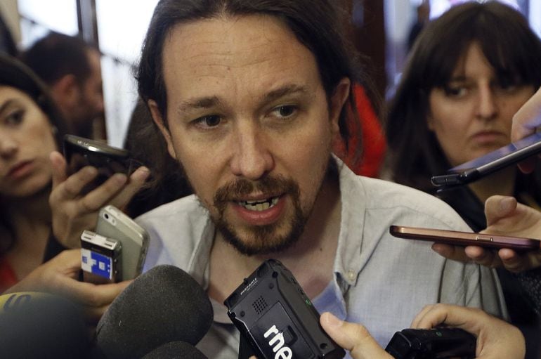 El líder de Podemos, Pablo Iglesias, contesta a las preguntas de los periodistas