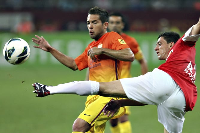 El defensa español del FC Barcelona, Jordi Alba, lucha por el balón con Constantin Nica, del Dinamo de Bucarest