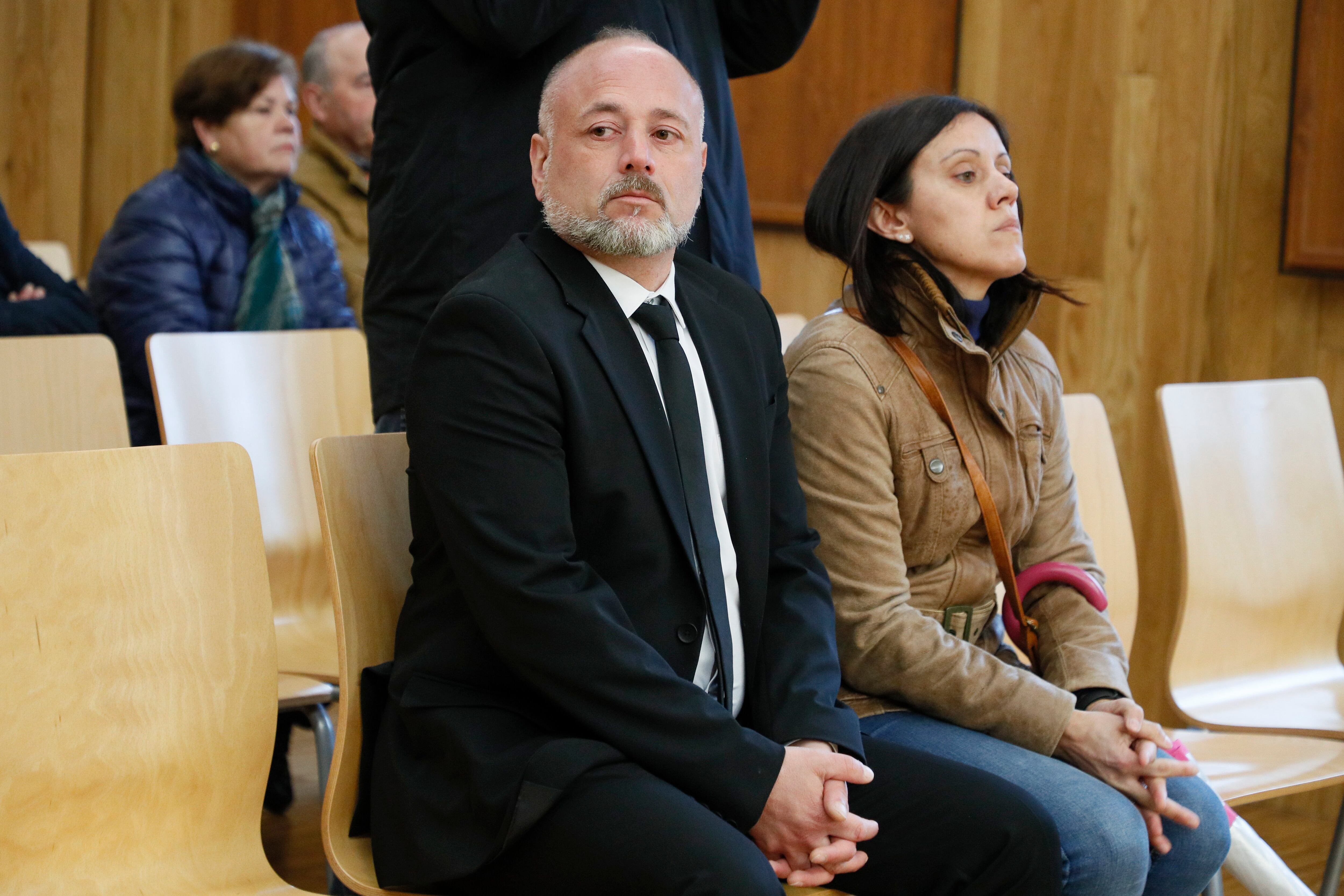 LUGO, 06/03/2023.- El padre de Desirée Leal, José Manuel Leal (i) asiste al juicio contra Ana Sandamil, acusada del asesinato en 2019 de su hija Desirée Leal de 7 años, durante el juicio en su contra celebrado en la Audiencia Provincial de Lugo este lunes. EFE/ Eliseo Trigo
