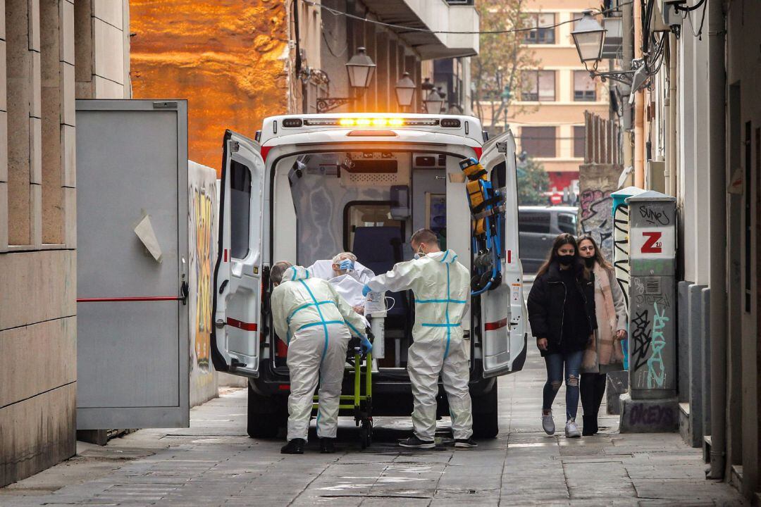 Una de las residentes de la residencia de ancianos de Velluters de València, donde según los últimos datos facilitados hay 19 mayores y siete trabajadores contagiados de covid-19