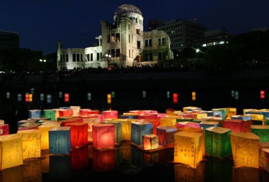 Linternas funerarias en el agua para honrar a los muertos en Hiroshima, Japón