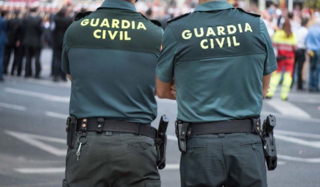 Dos agentes de Guardia Civil.