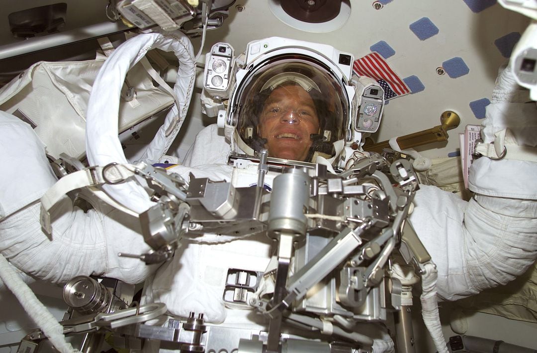 El astronauta Scott F. Parazynski se prepara para salir de la esclusa de aire del transbordador espacial Endeavour durante varias horas de trabajo extravehicular en la Estación Espacial Internacional (EEI) el 22 de abril de 2001 en órbita sobre la Tierra. 