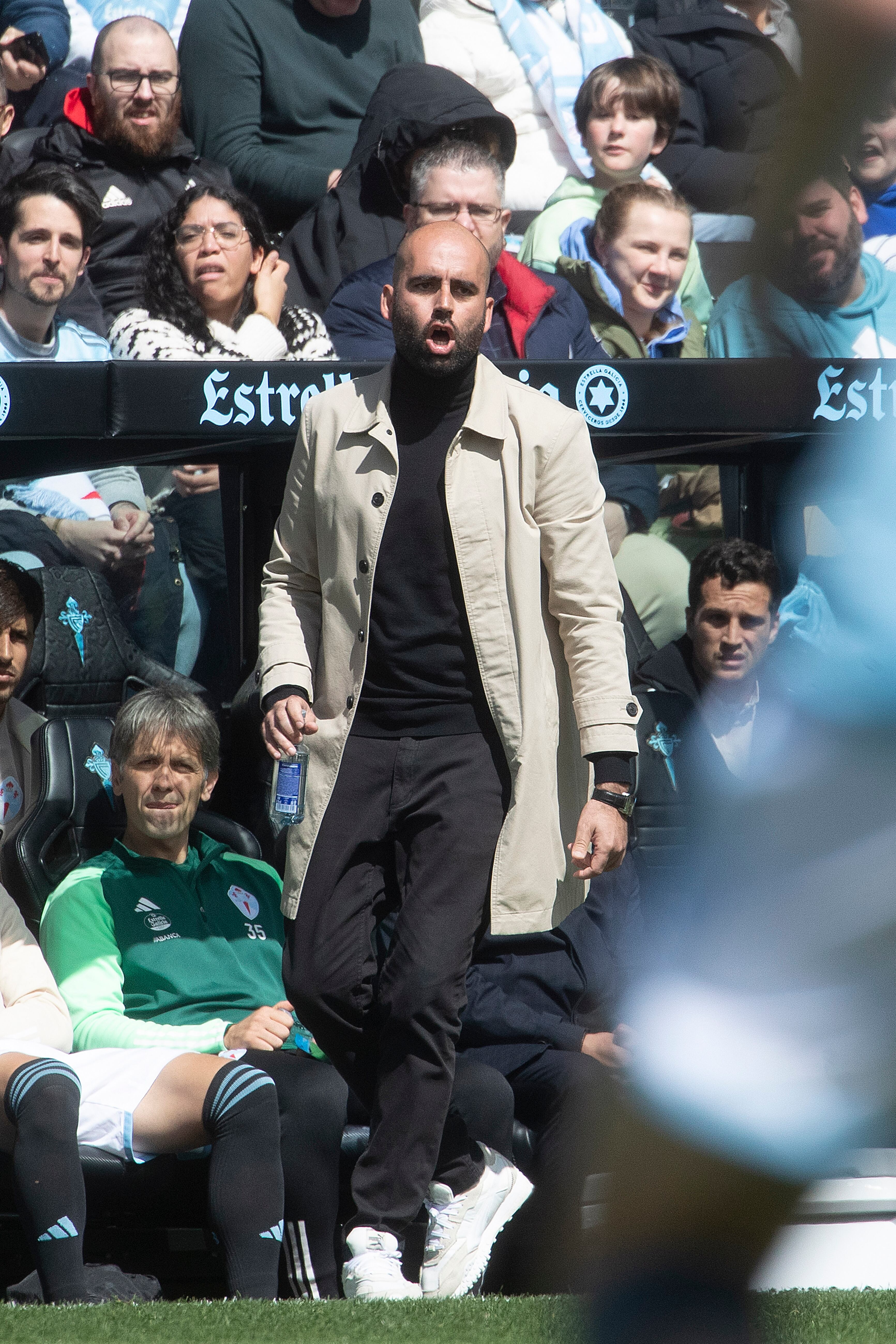 VIGO (PONTEVEDRA, 31/03/2024.- El entrenador del Celta, Claudio Giráldez, reacciona este domingo, durante el partido de la jornada 30 de LaLiga EA Sports celebrado en el estadio Balaídos de Vigo.- EFE/ Salvador Sas
