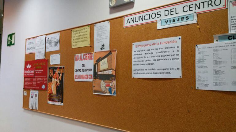 Tablón de anuncios en el Centro de Mayores de la Fundación CCM, con mensajes de &quot;No al cierre&quot;