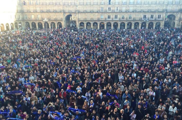 La Plaza Mayor de Salamanca, a reventar tras el éxito en la Liga Femenina de Perfumerías Avenida.