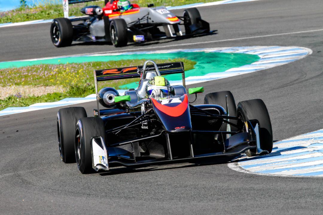 Monoplazas de la EuroFormula en acción en Jerez