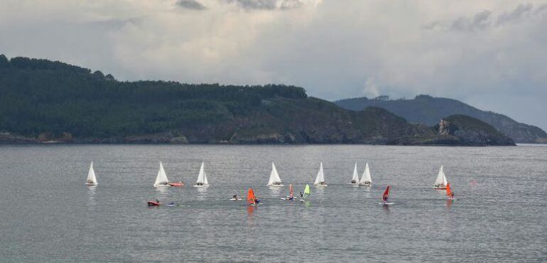 Jóvenes practican vela en un campamento de verano.