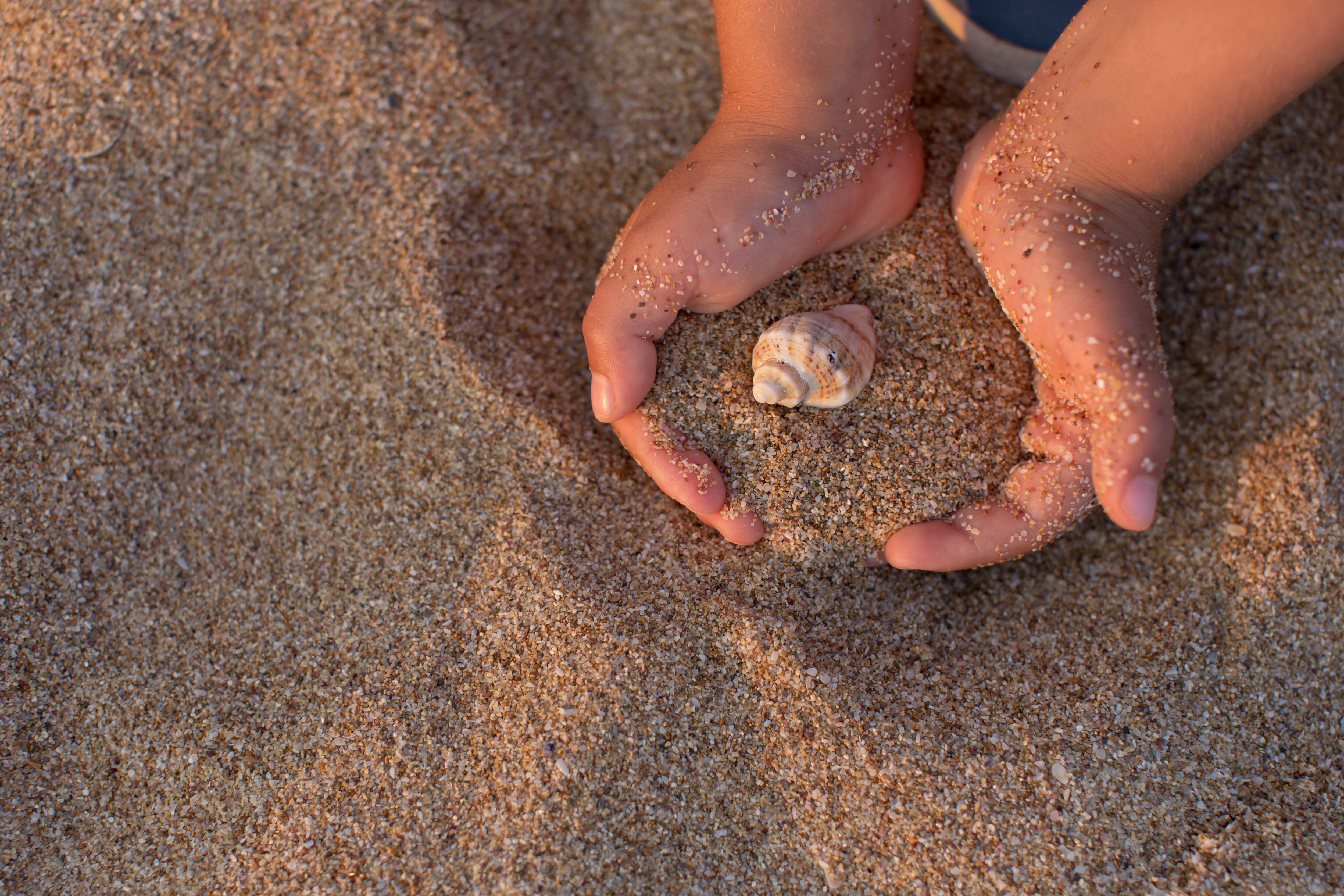 Imagen de stock de un niño en la playa