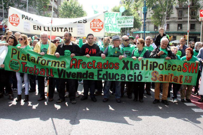 Membres de la PAH s'han manifestat davant la seu del PP a Barcelona per la decisió del govern espanyol de portar la llei al Tribunal Constitucional