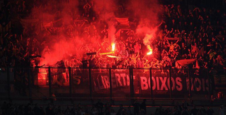 Barcelona&#039;s supporters light flares during their UEFA Champions League first leg semifinal football match against Inter Milan on April 20, 2010 in Milan&#039;s San Siro stadium. AFP PHOTO/ FILIPPO MONTEFORTE SEGUIDORES ULTRAS BENGALAS BOIXOS NOIS
 PUBLICADA 21/04/10 NA MA14 5COL