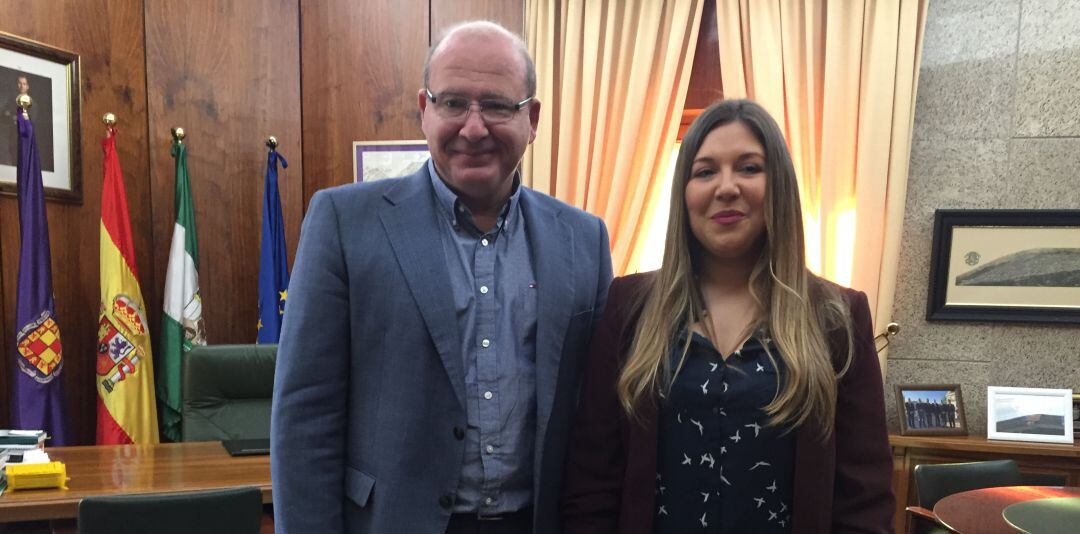 Javier Márquez y Raquel Morales instantes antes de comenzar su reunión en el despacho de alcaldía