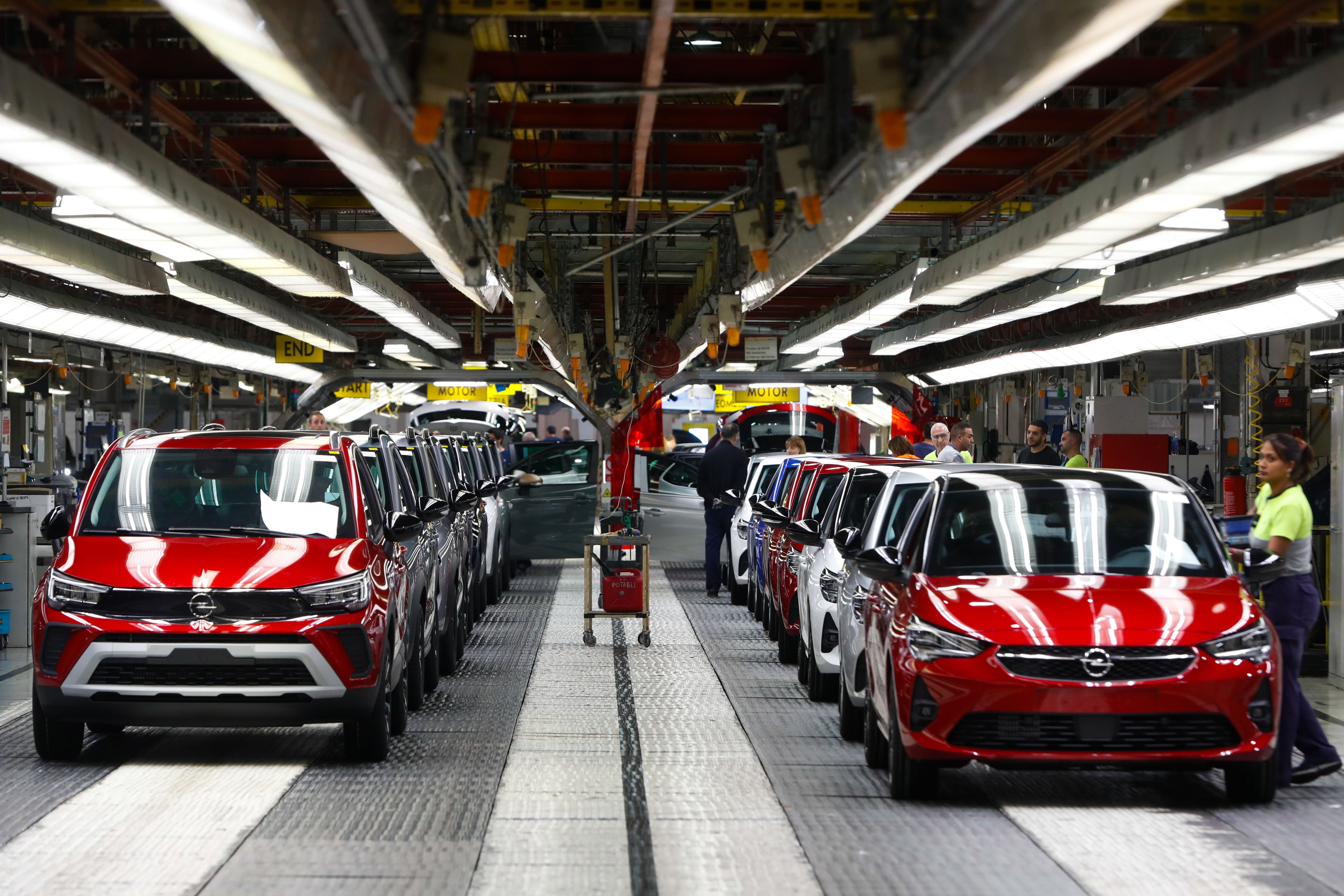 Vista de la cadena de montaje de vehículos Opel en la planta de Stellantis, en Figueruelas (Zaragoza)