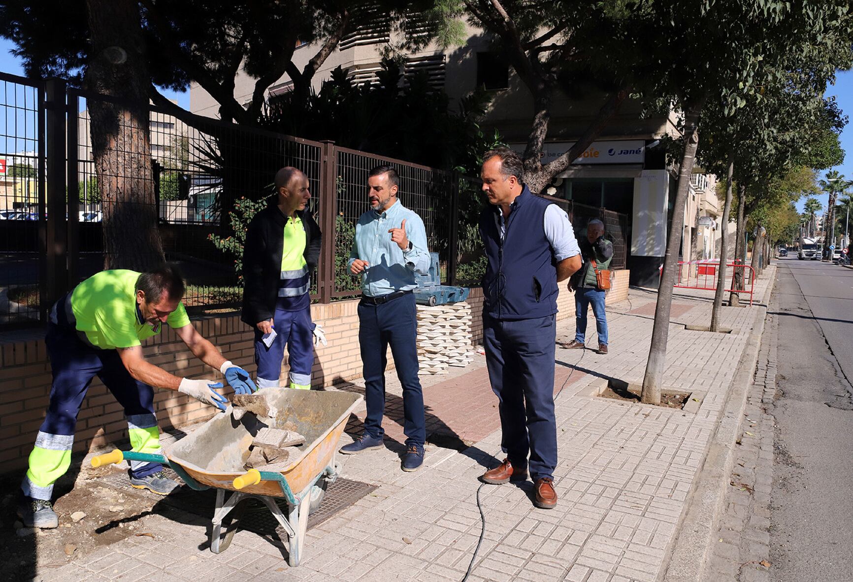 El delegado municipal de Urbanismo, José Antonio Díaz, durante su visita a las obras de Merca 80 San Benito / Ayuntamiento de Jerez