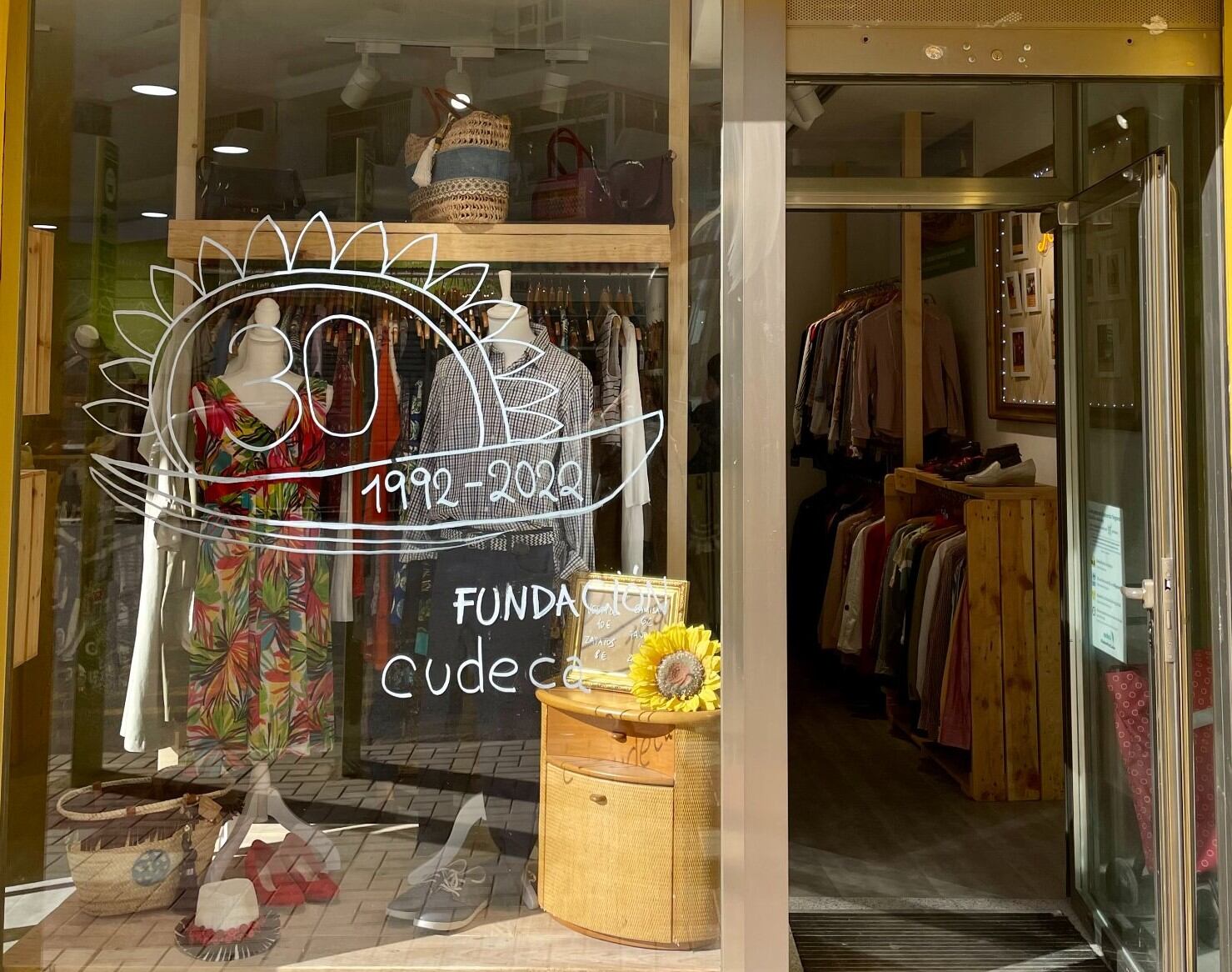 Una de las tiendas benéficas de Cudeca