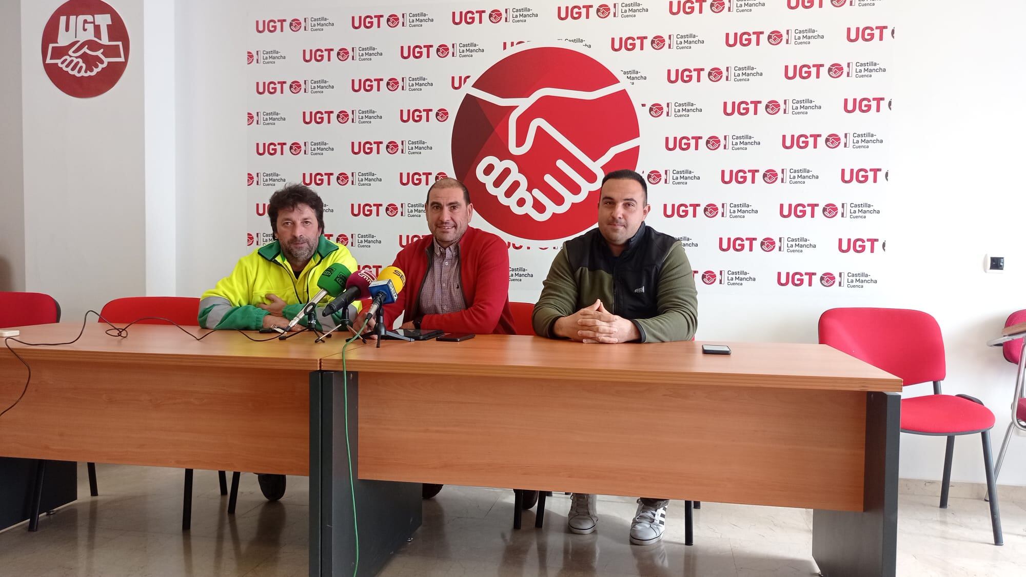 Los representantes de UGT y de las plantillas de limpieza viaria y recogida de basuras en Cuenca