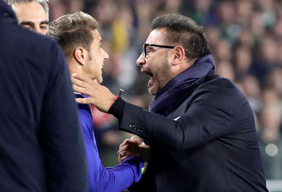 Joaquín Sánchez, del Real Betis, y Antonio Mohamed, entrenador del Celta de Vigo, durante el partido de Liga en Primera División que disputan esta noche en el estadio Benito Villamarín, en Sevilla