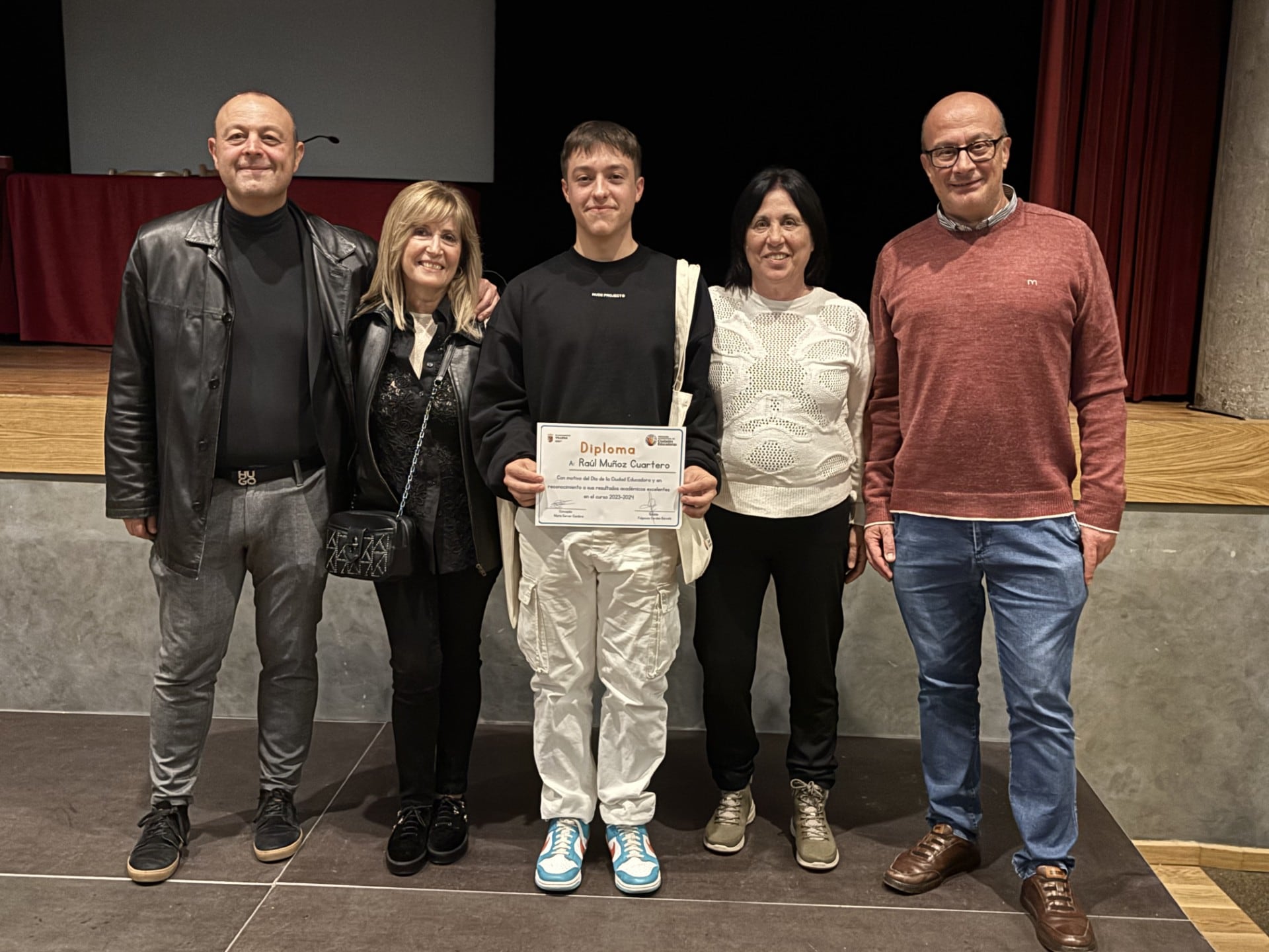 Alumno y profesoras homenajeadas