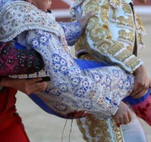 Valentín Arenas segundos después de ser corneado en Munera