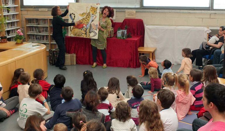 Los más pequeños disfrutan a lo grande en las sesiones gratuitas de cuentacuentos que organizan las bibliotecas municipales