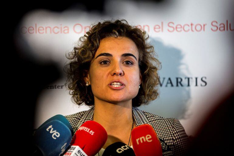 La ministra de Sanidad, Dolors Montserrat, atiende a los medios de comunicación antes de inaugurar el Programa Avanzado en Gestión Sanitaria, organizado por el IESE y Novartis.