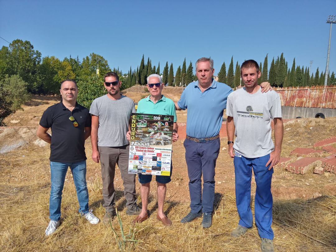 Miembros del Motoclub Ronda, organizadores de la prueba, junto al delegado municipal de Deportes en el circuito rondeño