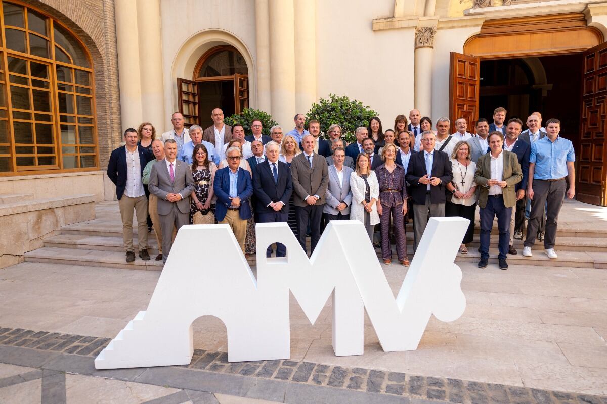Foto con alcaldes de localidades incluidas en el plan de vivienda
