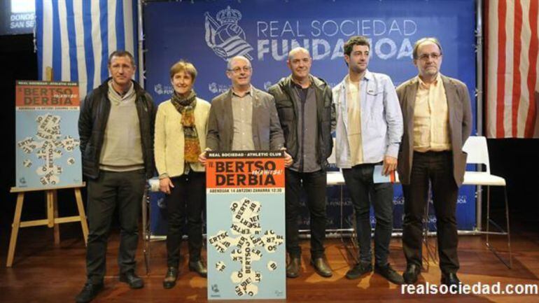 Juan Karlos Izagirre, Nerea Txapartegi, Andoni Egaña, Ritxi Mendiguren, Joseba Ibarburu,Arri Solna, posan en la presentación del Bertso Derbia