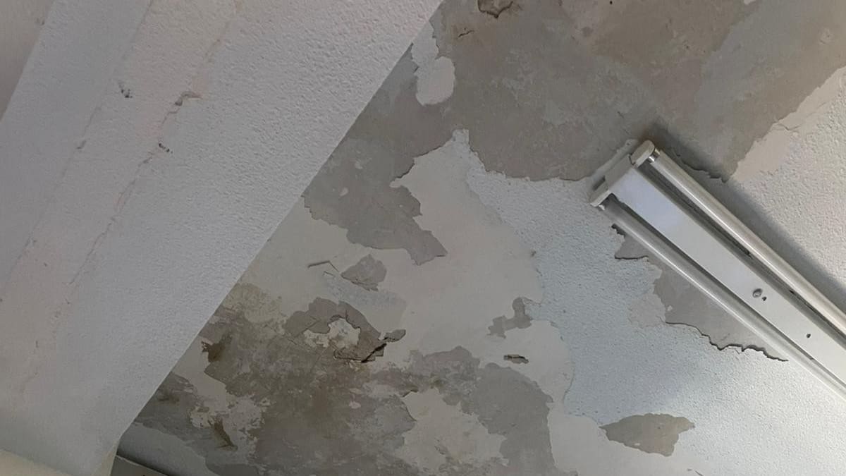 Grietas, goteras y frío en las aulas del IES Europa de Móstoles: familias, sindicatos y directores alertan del deterioro de los institutos públicos madrileños