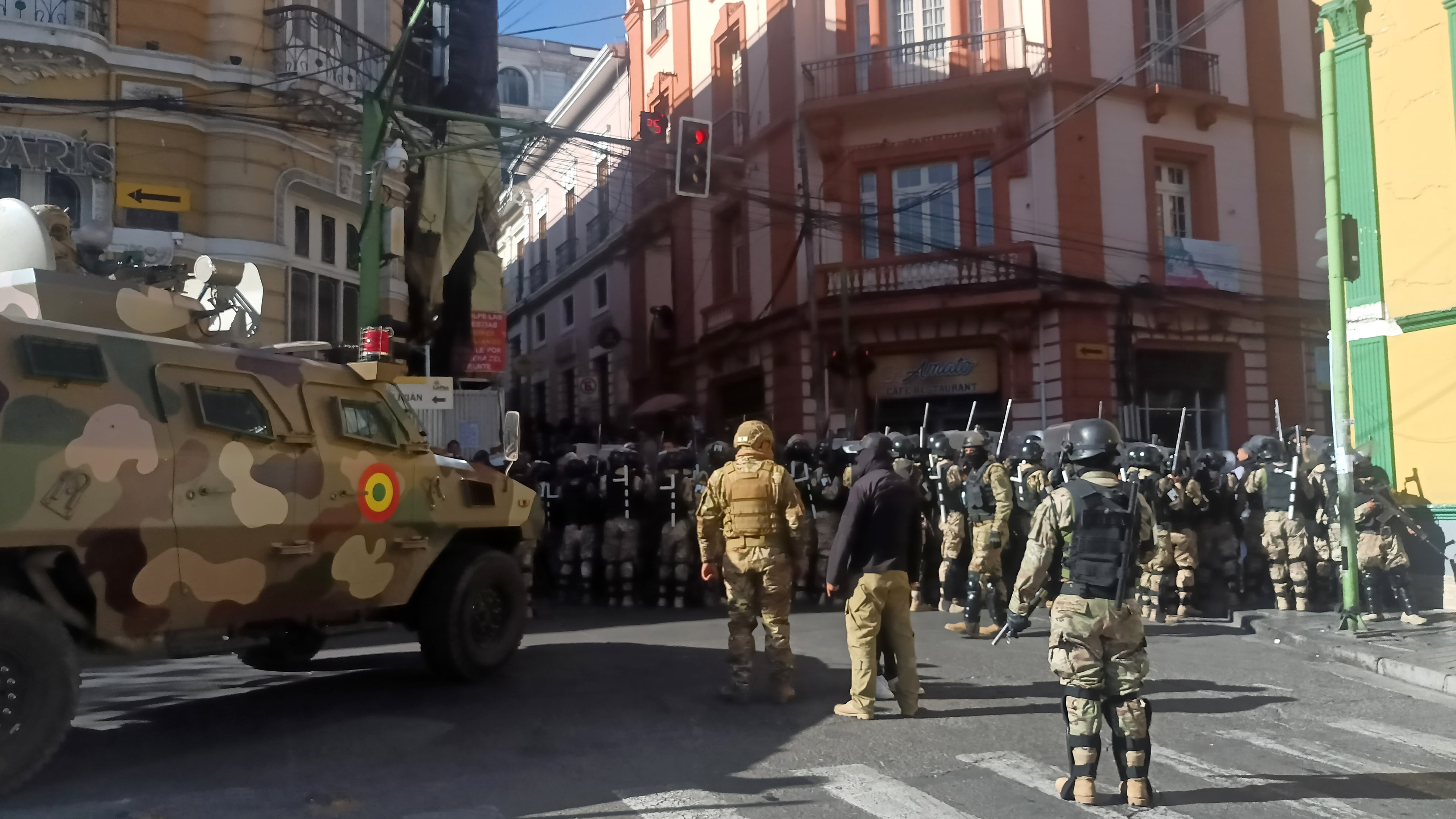 Militares con tanques frente a la sede del Gobierno de Bolivia, este miércoles en La Paz, Bolivia