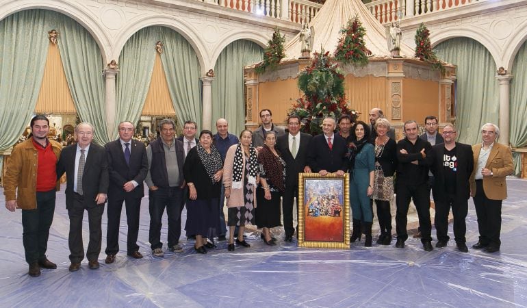 Imagen de la presentación del cartel de los Gozos de Diciembre en 2015, realizado en esa ocasión por el artista sevillano Luis Rizo