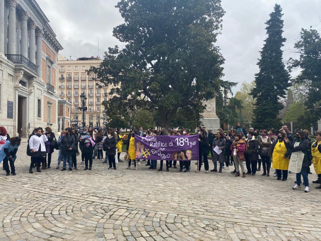 Trabajadoras del hogar durante la concentración frente al Jardín Botánico.