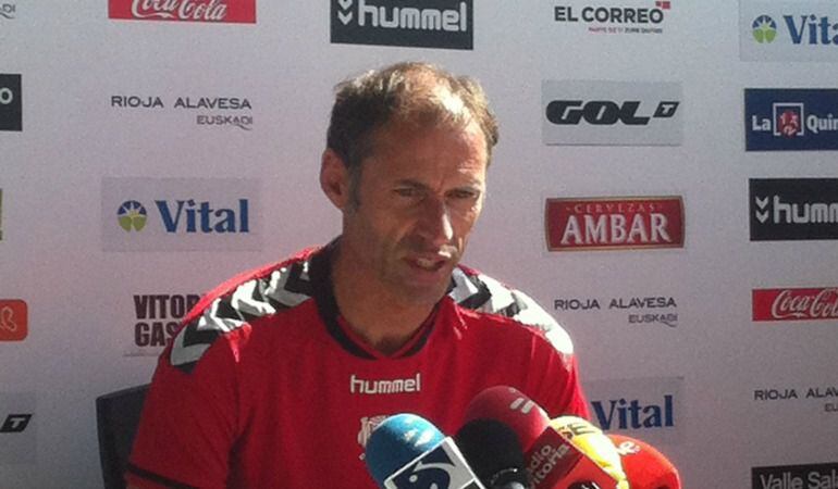 Alberto López en plena rueda de prensa.