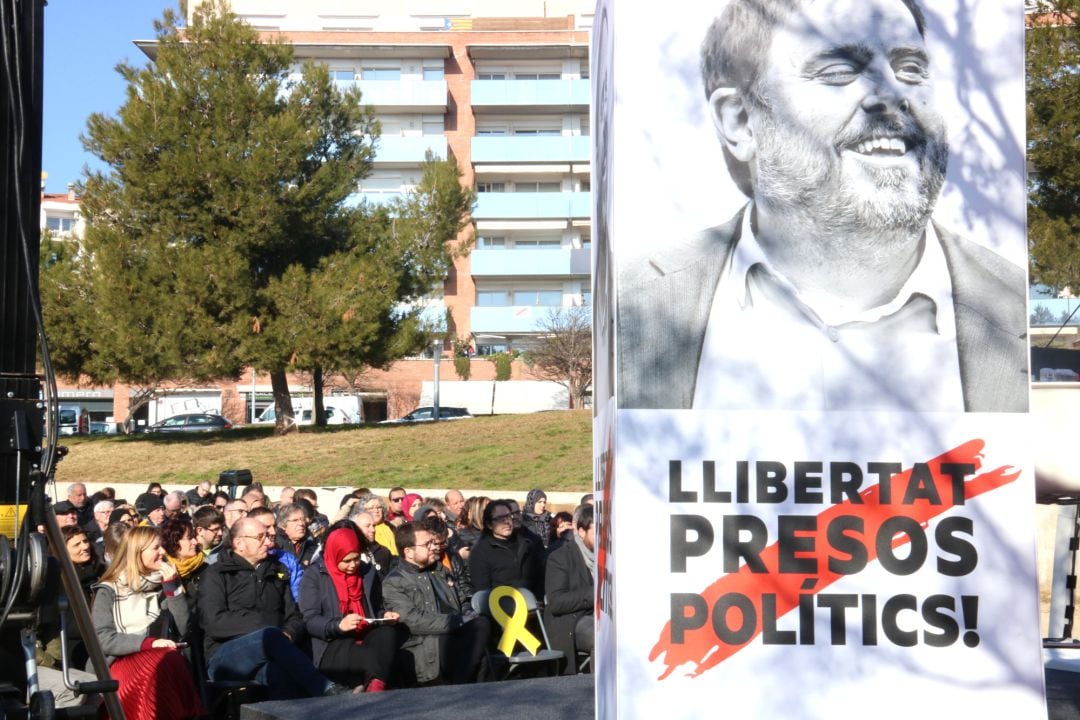 Al centre, el vicepresident del Govern i adjunt a la presidència d&#039;ERC, Pere Aragonès, amb un cartell de l&#039;exvicepresident i líder del partit, Oriol Junqueras, durant l&#039;acte dels republicans a Manresa, el 19 de gener de 2019 (Horitzontal)