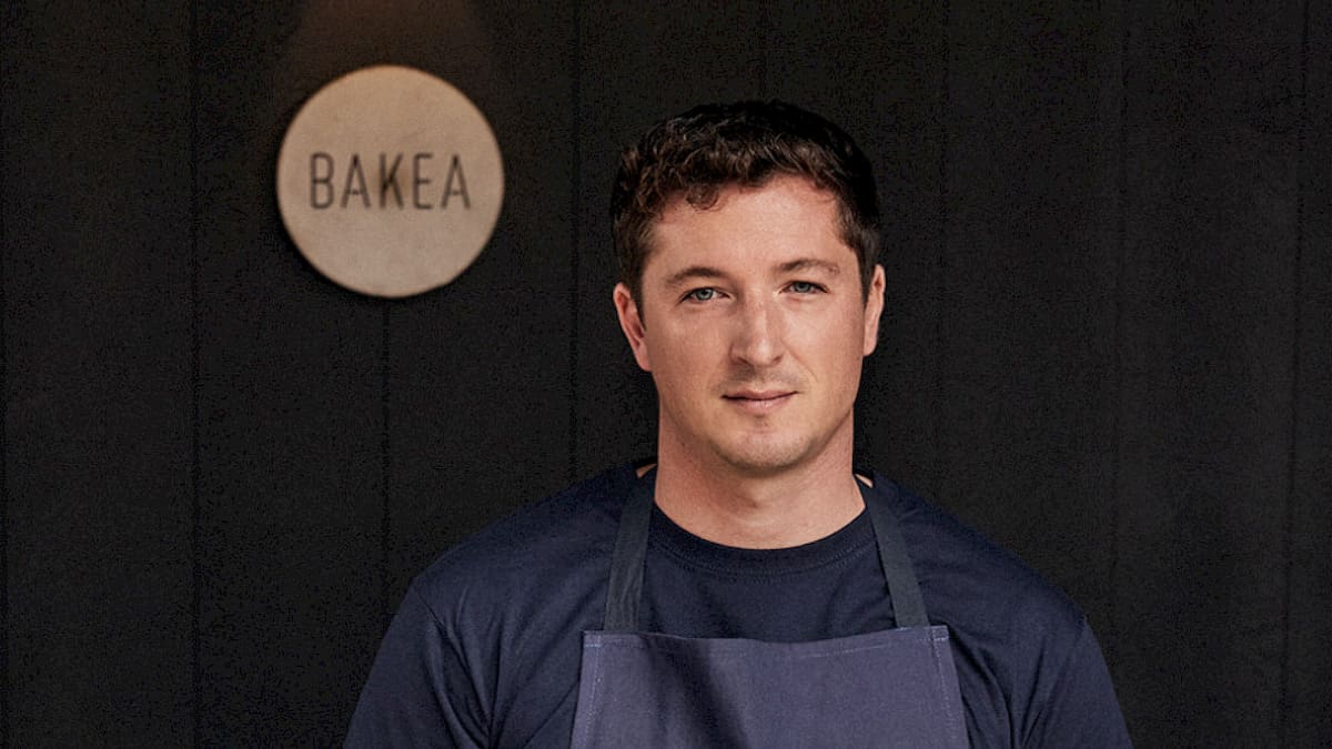 Comer en Bakea: el restaurante de Mungia donde el chef fabrica sus propios cubiertos y cocina solo con leña