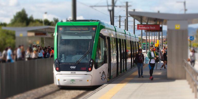 Una de las unidades a su paso por la estación Andalucía Tech