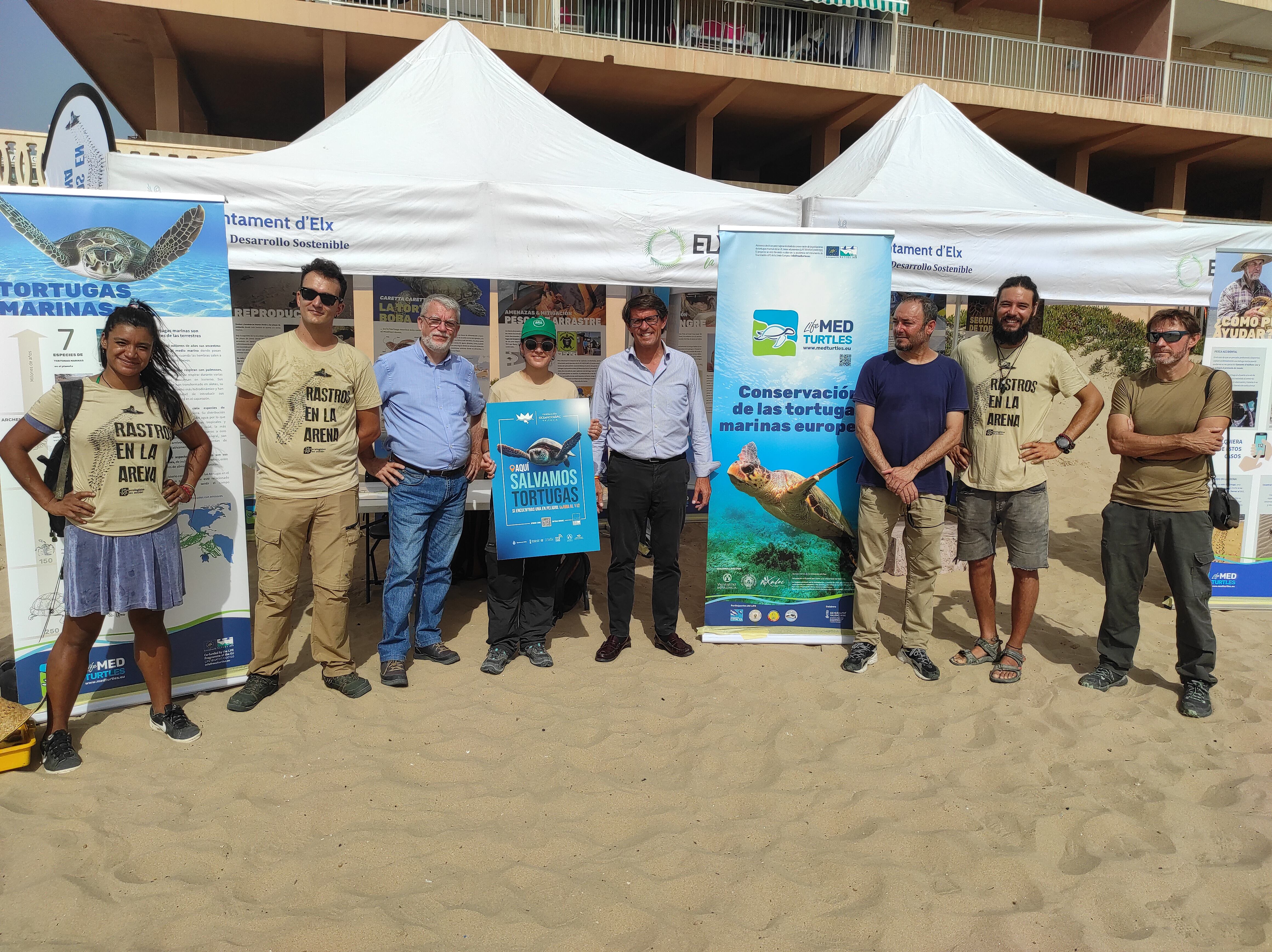 La carpa Life Medturtles ubicada en la playa de Arenales del Sol, Elche, con el concejal de Relaciones Internacionales del Ayuntamiento, Juan de Dios Navarro