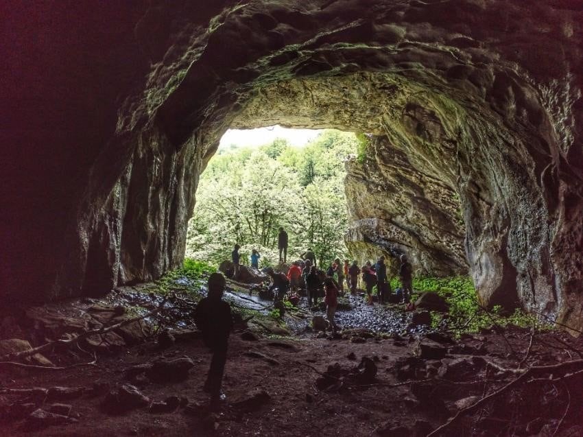 Un grupo de escolares visita una de las zonas de interés del Gorbea.