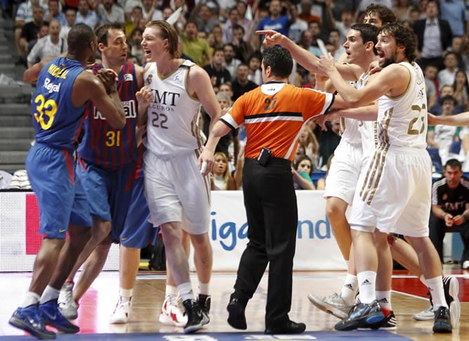 Jugadores del Real Madrid y del FC Barcelona Regal se encaran durante el tercer partido de la final de la Liga Endesa de baloncesto, que se juega esta noche en el Palacio de los Deportes de Madrid.