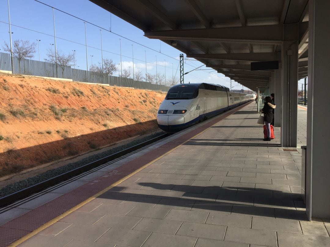 AVE haciendo su entrada en la estación Fernando Zóbel de Cuenca