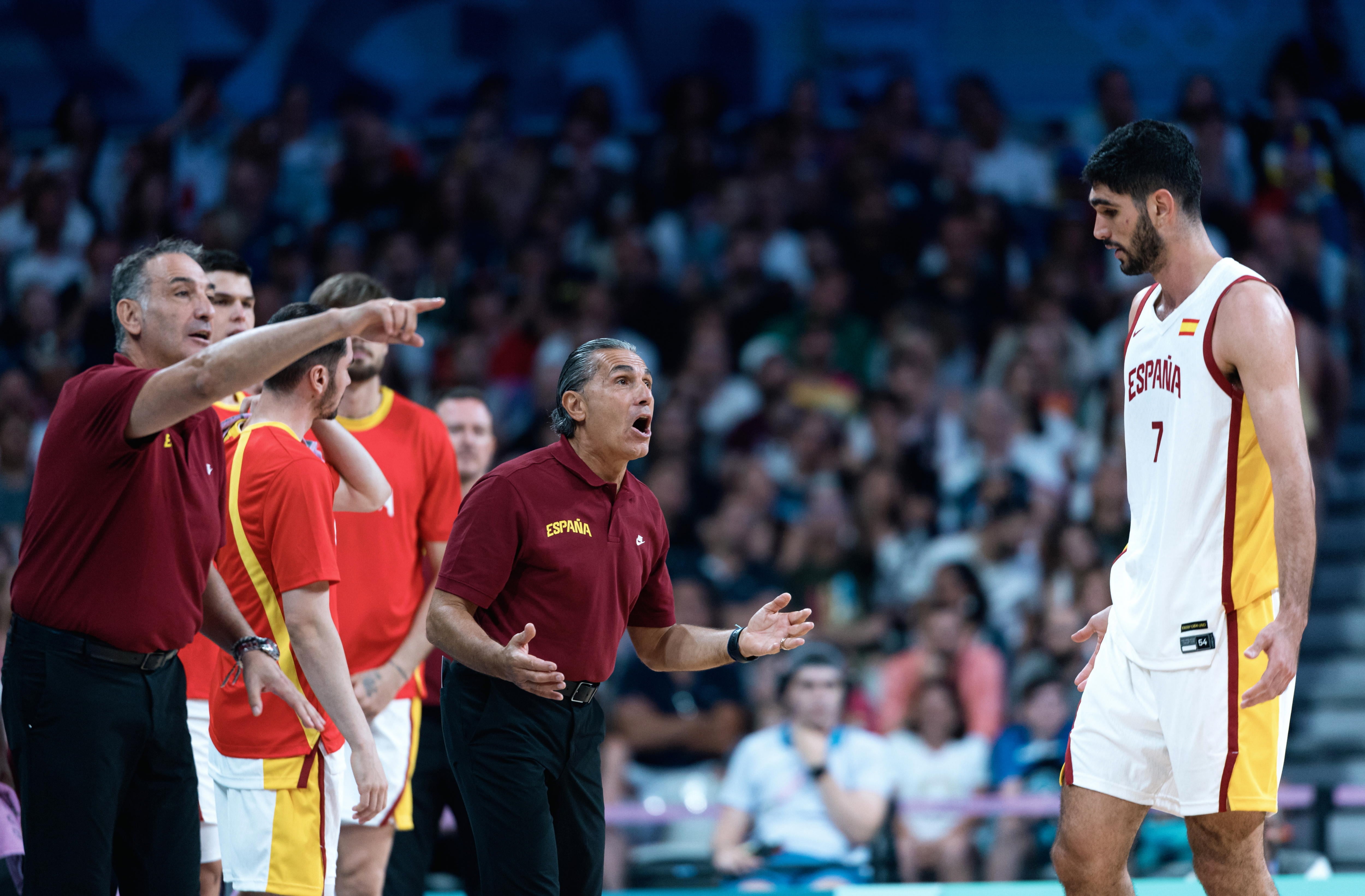 Sergio Scariolo charla con Santi Aldama en el partido frente a Grecia. (Baloncesto, Francia, Grecia, España) EFE/EPA/ALEX PLAVEVSKI