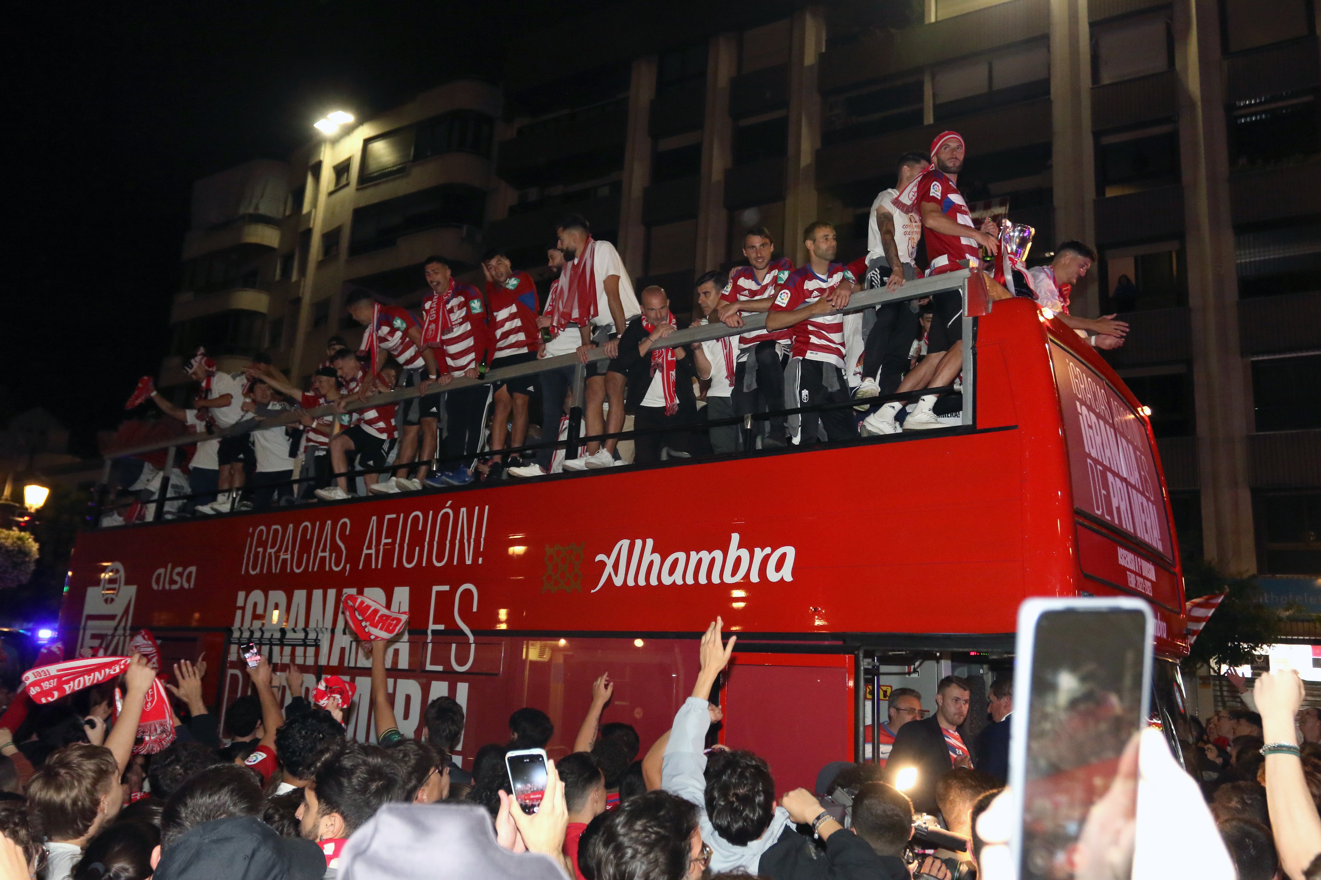 Jugadores del Granada Club de Fútbol, celebran el ascenso a primera división con los aficionados en Granada