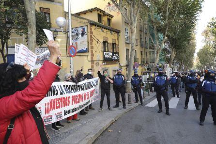 Las protestas por la &quot;improvisación&quot; del ayuntamiento han emborronado la celebración de la reapertura del Rastro