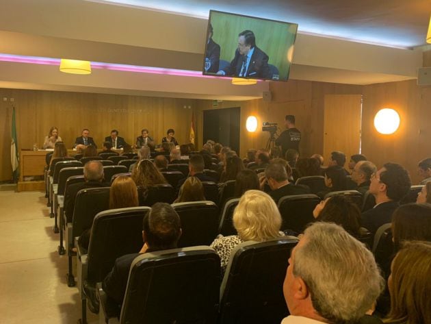 El presidente del Colegio de Dentistas, Luis Cáceres, dirigiéndose a los colegiados